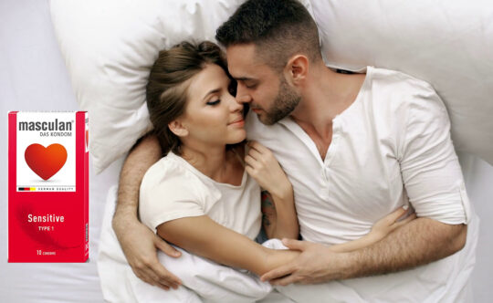 мужчина и женщина лежат в объятиях на кровати